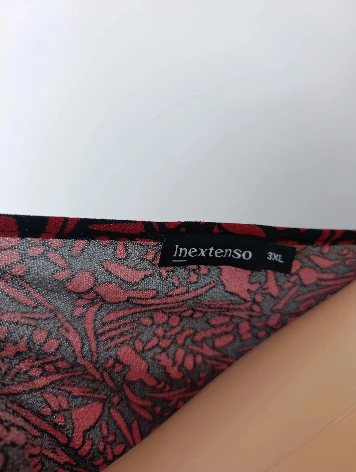Vestido Inextenso 3XL preto e bordeaux estampado - Mangas compridas - Corte fluido tamanho grande – photo 11